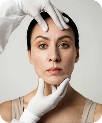 Mulher sendo avaliada por profissional para tratamento de harmonização facial na Clínica OdontoQuality em Tijucas.