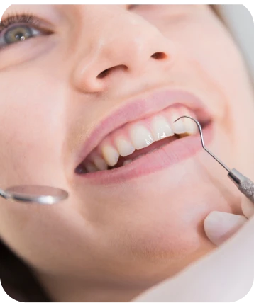 Paciente sorrindo durante atendimento odontológico de limpeza na Clínica OdontoQuality em Tijucas.