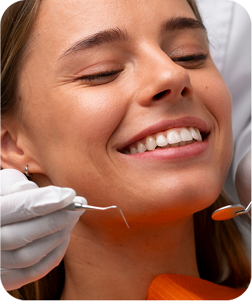 Paciente sorrindo durante atendimento odontológico na Clínica OdontoQuality em Tijucas.