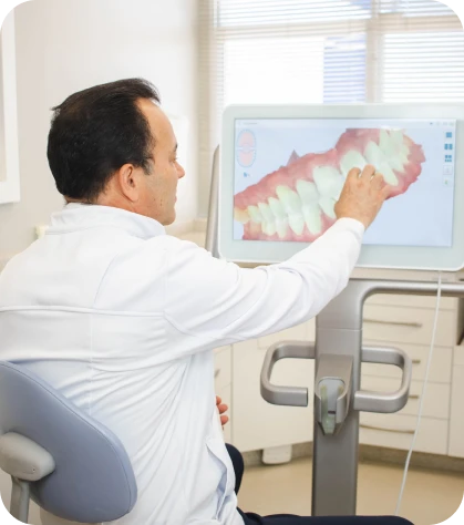 Dentista da Clínica OdontoQuality analisando escaneamento digital dos dentes em Tijucas.