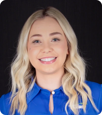 Dentista da Clínica OdontoQuality sorrindo em ambiente profissional em Tijucas.