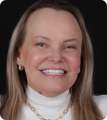 Dentista da Clínica OdontoQuality em Tijucas sorrindo, representando atendimento humanizado e de qualidade.